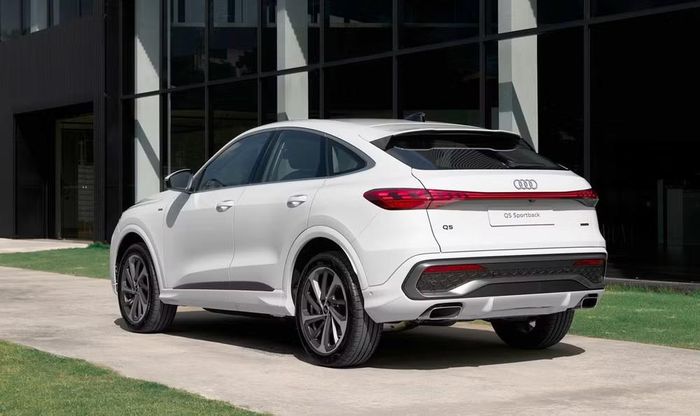 Trong khi nhiều đối thủ đã chuyển sang hệ động lực Mild-Hybrid, Audi Q5 vẫn sử dụng động cơ đốt trong truyền thống.