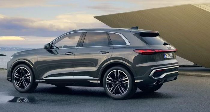 Audi Q5 thế hệ mới sử dụng động cơ xăng tăng áp 2.0 lít, cho công suất 196 mã lực và mô-men xoắn cực đại 340 Nm. Xe kết hợp hộp số tự động 7 cấp S tronic cùng hệ dẫn động 4 bánh toàn thời gian.