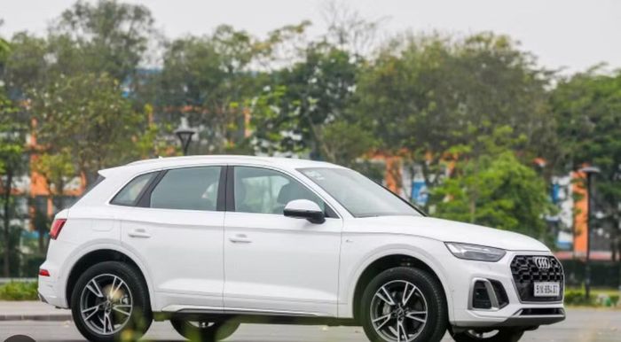 Mức giá này cao hơn BMW X3 và Mercedes-Benz GLC, nhưng thấp hơn Lexus NX. BMW X3 hiện có giá từ 2,279 tỷ đồng đến 2,629 tỷ đồng, trong khi Mercedes-Benz GLC dao động từ 2,319 tỷ đồng đến 2,839 tỷ đồng. Lexus NX là mẫu xe có giá cao nhất phân khúc với 3,27 tỷ đồng. 