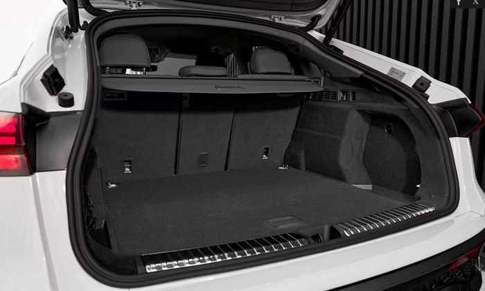 Mẫu SUV hạng sang này cũng được trang bị hàng loạt công nghệ hỗ trợ lái trong gói ADAS như ga tự động thích ứng, cảnh báo lệch làn đường, cảnh báo điểm mù, camera 360 độ, cảnh báo phương tiện cắt ngang, hỗ trợ đánh lái tránh va chạm, hỗ trợ đỗ xe Park Assist Plus và hệ thống giám sát sự tập trung của người lái.