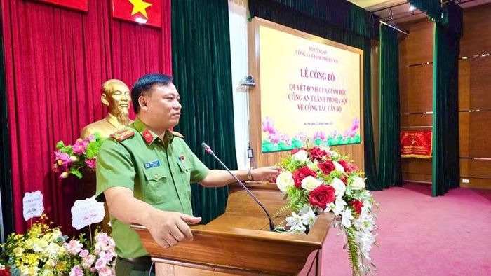 Đại tá Nguyễn Tiến Đạt, Ủy viên Ban Thường vụ Đảng ủy, Phó Giám đốc, Thủ trưởng Cơ quan An ninh điều tra CATP Hà Nội phát biểu giao nhiệm vụ đối với các đồng chí được điều động, bổ nhiệm