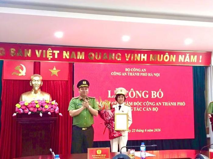 Đại tá Nguyễn Tiến Đạt trao Quyết định bổ nhiệm Thượng tá Bạch Thị Kim Dung giữ chức vụ Phó Trưởng phòng An ninh nội địa.
