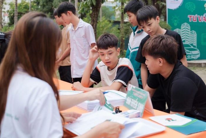 Học sinh tìm hiểu thông tin về các mô hình đào tạo nghề. Ảnh: Trường Trung cấp nghề Thăng Long.
