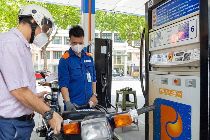 Phát triển xăng E10 theo lộ trình chuyển sang năng lượng sạch. Ảnh: Lê Khánh.
