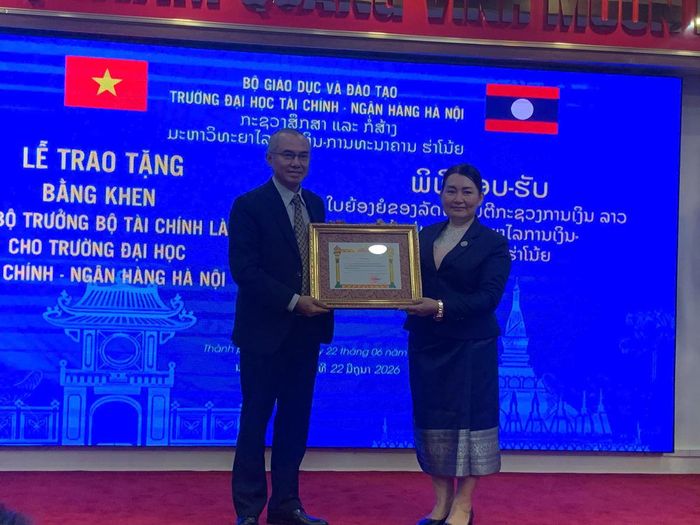 Thừa ủy quyền Bộ trưởng Bộ Tài chính nước CHDCND Lào, TS. Vongphachanh Vongpadith, Giám đốc Học viện Kinh tế - Tài chính cơ sở miền Bắc, trao Bằng khen của Bộ trưởng Bộ Tài chính Lào cho GS.TS Hoàng Trần Hậu, Chủ tịch Hội đồng giám sát giáo dục FBU.