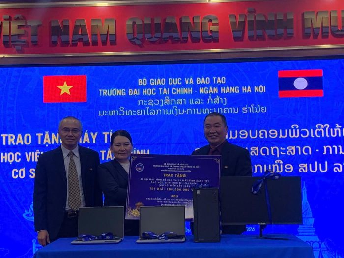 Trường Đại học Tài chính Ngân hàng Hà Nội trao tặng 50 bộ máy tính cho Học viện Kinh tế - Tài chính cơ sở Bắc Lào.