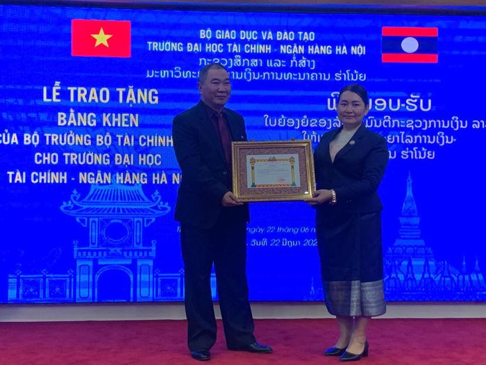 Thừa ủy quyền Bộ trưởng Bộ Tài chính nước CHDCND Lào, TS. Vongphachanh Vongpadith, Giám đốc Học viện Kinh tế - Tài chính cơ sở miền Bắc, trao Bằng khen của Bộ trưởng Bộ Tài chính Lào cho PGS.TSKH Bùi Xuân Biên, Chủ tịch Hội đồng FBU.