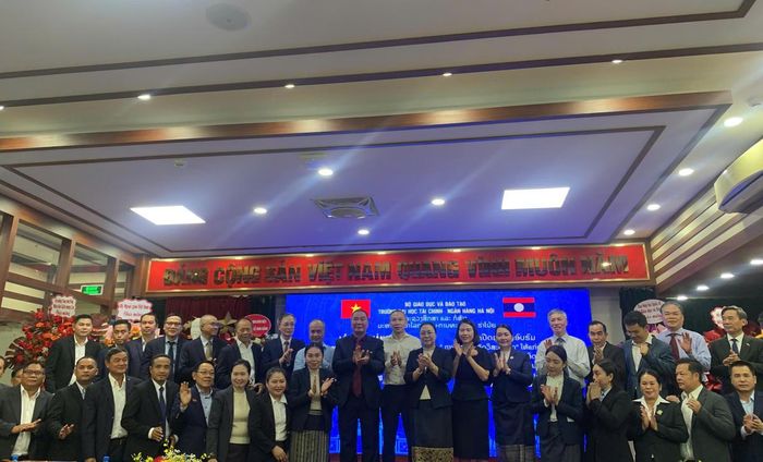 Các đại biểu chụp hình lưu niệm tại sự kiện.