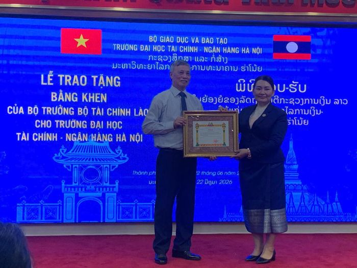 Thừa ủy quyền Bộ trưởng Bộ Tài chính nước CHDCND Lào, TS. Vongphachanh Vongpadith, Giám đốc Học viện Kinh tế - Tài chính cơ sở miền Bắc, trao Bằng khen của Bộ trưởng Bộ Tài chính Lào cho PGS.TS Phạm Ngọc Ánh, Hiệu trưởng FBU.