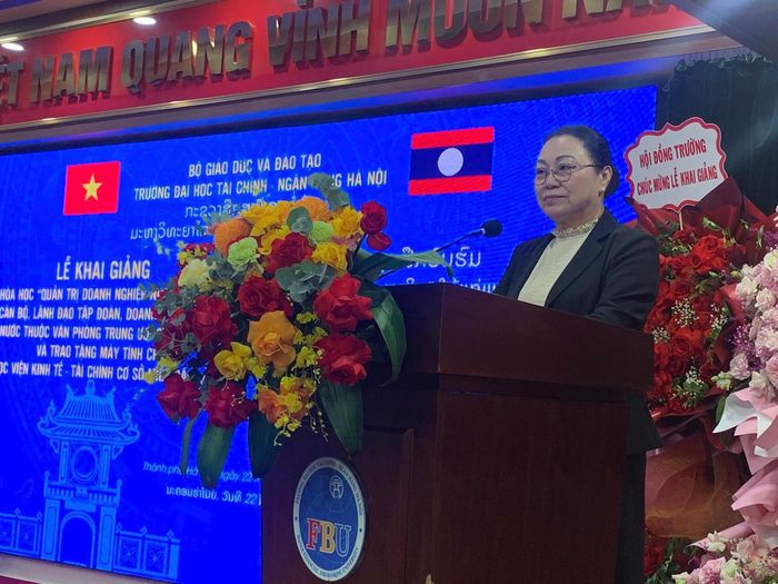 Bà Khamphao Ernthavanh, Đại sứ đặc mệnh toàn quyền nước CHDCND Lào tại Việt Nam phát biểu.