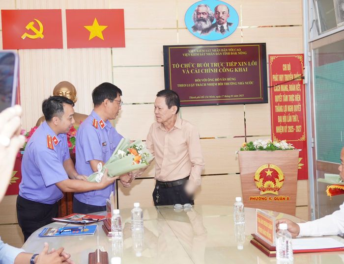  Ngày 17-1-2025, đại diện VKSND tỉnh Đắk Nông tặng hoa và xin lỗi vì đã gây oan đối với ông Đỗ Văn Hùng, mong ông chấp nhận lời xin lỗi và sớm ổn định lại cuộc sống. Ảnh: TRẦN LINH 