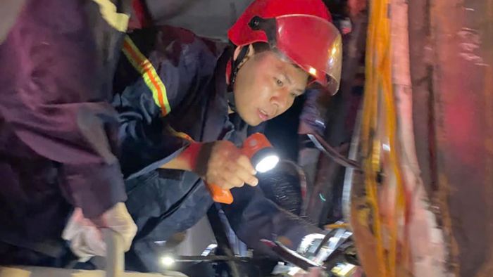  Cán bộ Phòng Cảnh sát PCCC và CNCH Công an tỉnh Hà Tĩnh nỗ lực giải cứu các nạn nhân. Ảnh: CTV. 