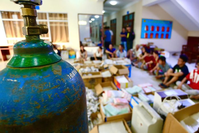  Nhiều thiết bị chuyên dụng như bình oxy, đầu khò, máy tạo oxy được các nghi phạm sử dụng để sản xuất các sản phẩm bằng thủy tinh. Ảnh: CA 