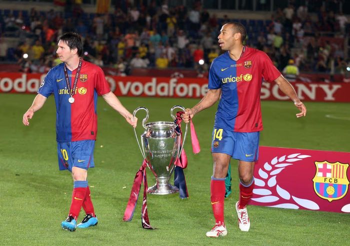  Henry cùng Messi giành cú ăn ba lịch sử tại Barca. ẢNH: ALL STAR 