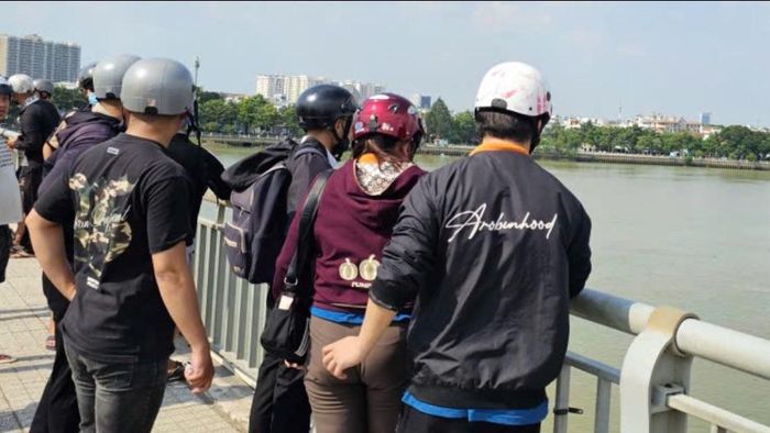  Người phụ nữ (áo đỏ) được cho là mẹ của nạn nhân òa khóc gọi tên con. Ảnh: VŨ HỘI. 