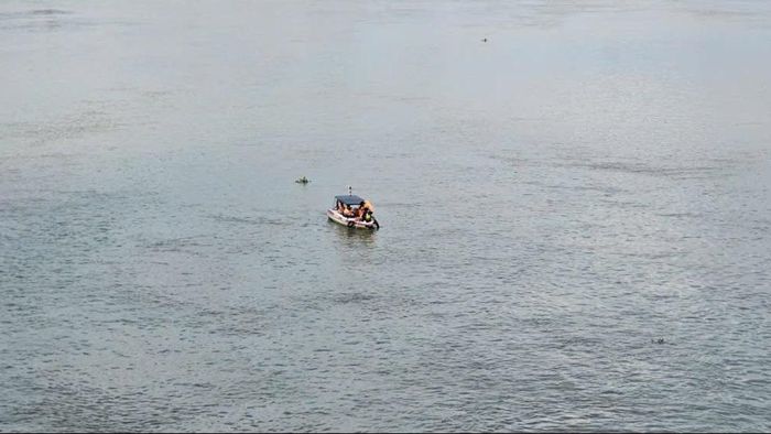  Lực lượng chức năng tìm kiếm nạn nhân dưới sông Đồng Nai. Ảnh: VŨ HỘI. 