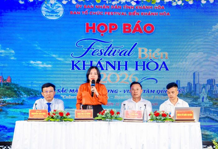Bà Thái Thị Lệ Hằng, Giám đốc Sở Văn hóa, Thể thao và Du lịch tỉnh Khánh Hòa (đứng) khẳng định kỳ Festival năm nay sẽ thay đổi cả về chất và lượng. Ảnh: XUÂN HOÁT