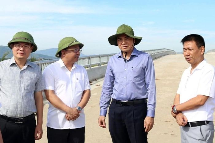 Chủ tịch UBND tỉnh Thanh Hóa ông Nguyễn Hoài Anh kiểm tra tiến độ thi công Dự án xây dựng cầu Ngọc Lẫm 2, xã Trường Giang, huyện Nông Cống (cũ). Ảnh: PHONG SẮC