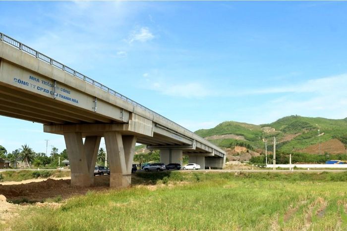 Dự án Đường nối cao tốc Bắc - Nam, Quốc lộ 1A đi Cảng Nghi Sơn đang được thi công theo kế hoạch và sớm đưa vào sử dụng góp phần phát triển kinh tế cho địa phương. Ảnh: PHONG SẮC