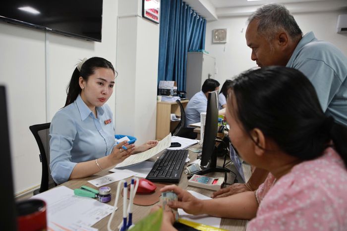 Cán bộ, công chức làm việc tại TP.HCM. Ảnh: NGUYỆT NHI