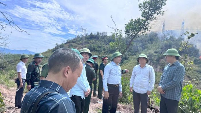  Ông Võ Trọng Hải, Chủ tịch UBND tỉnh Nghệ An, trực tiếp kiểm tra, chỉ đạo chữa cháy rừng ở xã Thiên Nhẫn. 