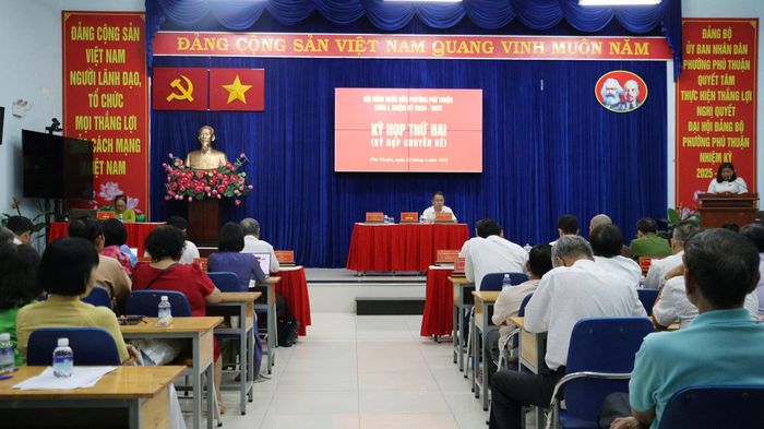 Toàn cảnh kỳ họp HĐND phường Phú Thuận lần thứ hai. Ảnh: L.THOA