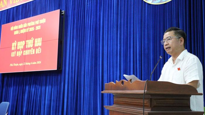 Chủ tịch HĐND phường Phú Thuận Châu Xuân Đại Thắng phát biểu bế mạc kỳ họp. Ảnh: L.THOA