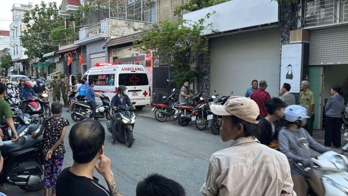 Người dân vây quanh khu vực xảy ra vụ việc. Ảnh: CTV