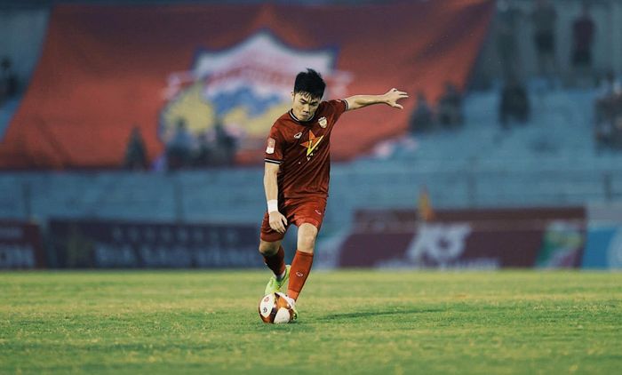  Về phía Xuân Trường, anh là một trong những tiền vệ nổi bật của bóng đá Việt Nam trong thập niên qua. Cầu thủ quê Tuyên Quang từng khoác áo các CLB tại Hàn Quốc và Thái Lan trước khi trở về thi đấu trong nước. Anh góp mặt trong nhiều dấu mốc đáng nhớ của bóng đá Việt Nam dưới thời HLV Park Hang-seo. Tiền vệ này từng cùng U23 Việt Nam giành ngôi á quân châu Á năm 2018 và vô địch AFF Cup cùng đội tuyển quốc gia. Ảnh: Lương Xuân Trường/Facebook. 