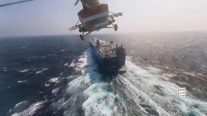  Trực thăng quân sự của lực lượng Houthi bay lượn trên tàu chở hàng Galaxy Leader ở Biển Đỏ. Ảnh: Reuters