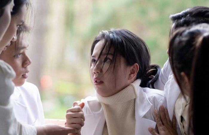 Ngọc Trinh hóa thân thành bác sĩ thẩm mỹ trong Thẩm mỹ viện âm phủ.