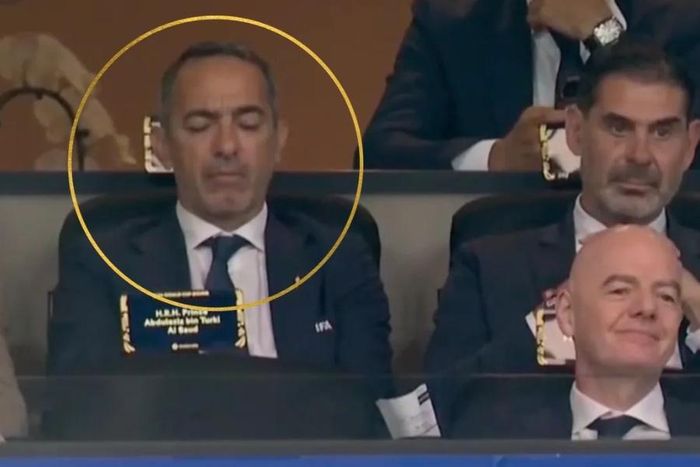 Djorkaeff ngủ gục trên khán đài.