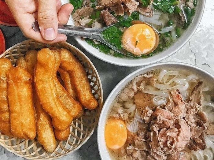 Thói quen ăn kèm quẩy thường xuyên có thể làm tăng nguy cơ tăng cân và rối loạn mỡ máu. Ảnh: Littlequanzzz.