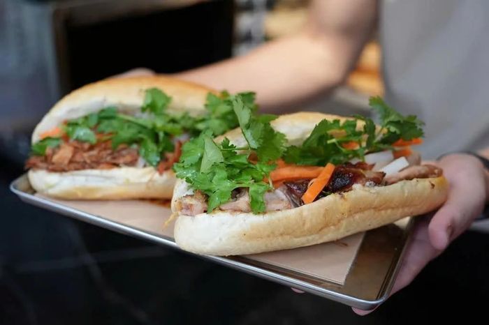 Ổ bánh mì thịt heo kho ăn kèm đồ chua và rau mùi tươi tại một nhà hàng Việt ở Hong Kong (Trung Quốc). Ảnh: Eugene Lee/SCMP.