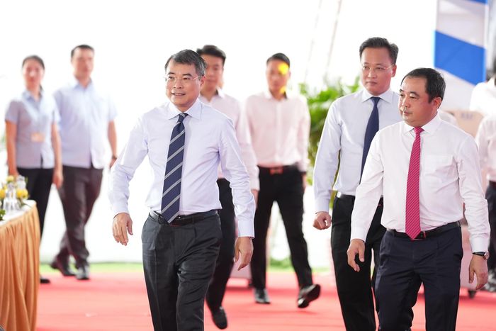  Lễ khởi công được tổ chức tại điểm cầu chính là Dự án nhà ở cho thuê Thành phố ở phường Việt Hưng, cùng các điểm cầu trực tuyến tại phường Long Biên và khu đô thị Pháp Vân - Tứ Hiệp. Thủ tướng Lê Minh Hưng và các đại biểu tham dự buổi lễ. 