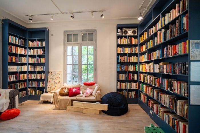  Đại diện tiệm sách cũng chia sẻ thư viện là không gian tĩnh lặng để suy nghĩ - một điều mà tiệm sách đánh giá là rất quan trọng trong thời đại này. Những người gắn bó với thư viện này mang trong mình sự giao thoa giữa hoài niệm và hiện đại; họ không chỉ tìm kiếm tri thức, mà còn tìm kiếm chất lượng trong cách họ sống và cảm nhận. 