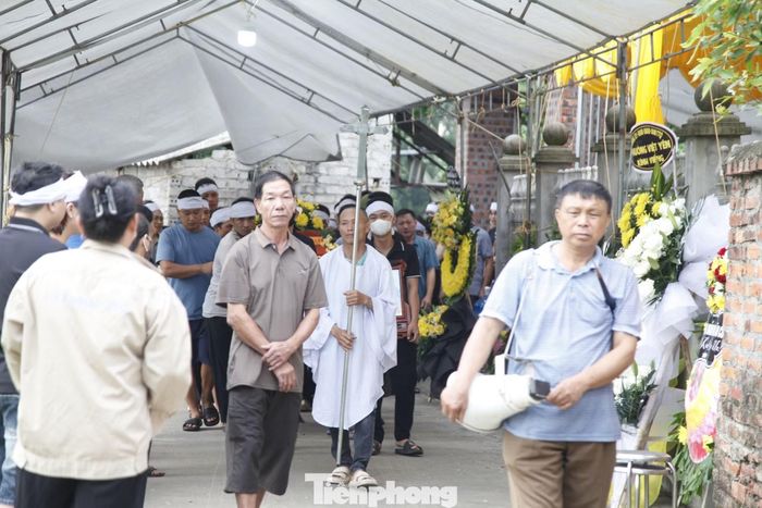  Hàng xóm và người thân đưa tiễn chị N và con từ nhà ra nghĩa trang. 