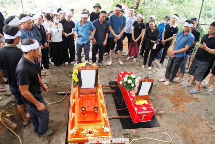  Người thân và hàng xóm tiễn biệt chị N và con ở nơi an nghỉ cuối cùng. 