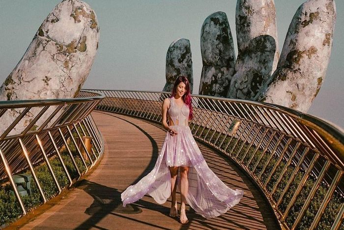 Du khách check-in tại Cầu Vàng. Ảnh: @estherksz.