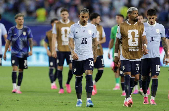  Vẻ ngao ngán của các cầu thủ Uruguay, họ hiểu rằng mình không còn quyền tự quyết tại World Cup 2026. Ảnh: Reuters. 
