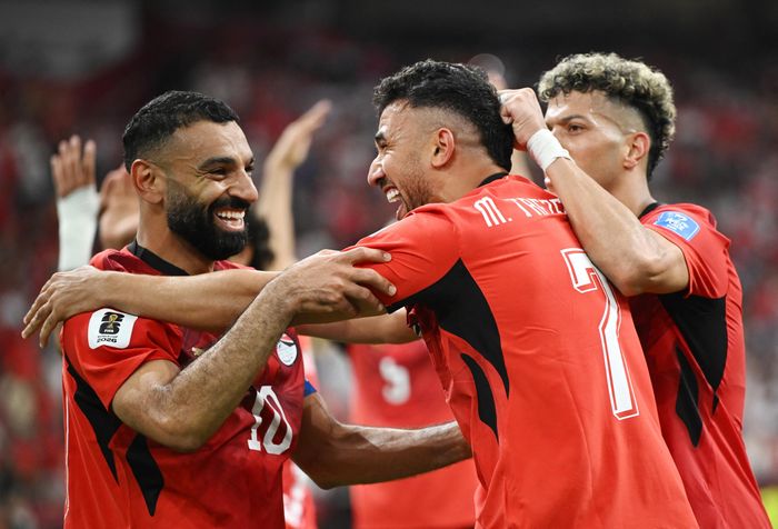  Niềm vui của tập thể Ai Cập sau khi vươn lên dẫn 2-1. Ảnh: Reuters. 