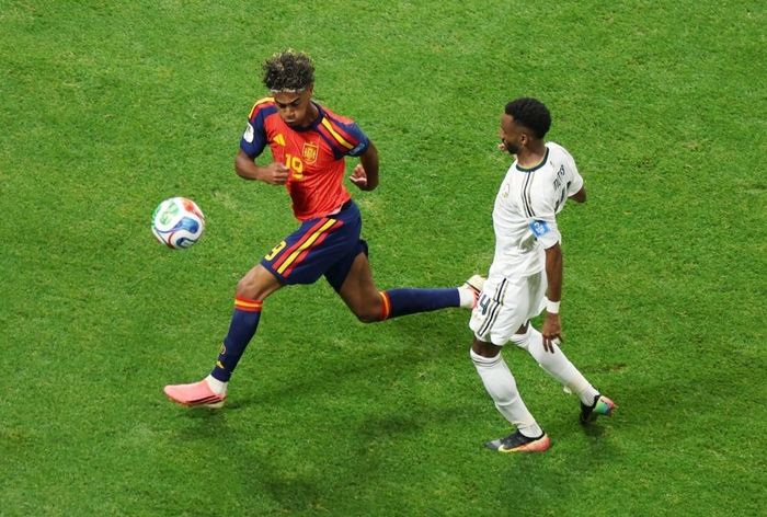  Ở tuổi 18 năm 343 ngày, Yamal trở thành cầu thủ trẻ thứ tám ghi bàn trong lịch sử World Cup. 