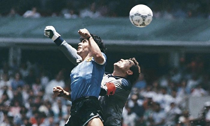  Bàn thắng bằng tay của Maradona vào lưới thủ môn Peter Shilton, trận gặp Anh ở World Cup 1986. Ảnh: Leon Yearwood. 