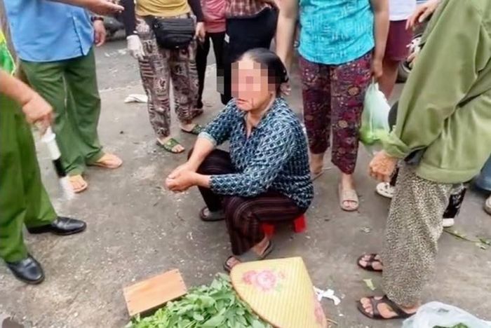 Cụ bà bán rau chảy máu ở vùng mắt sau khi bị xịt nước vào mặt.