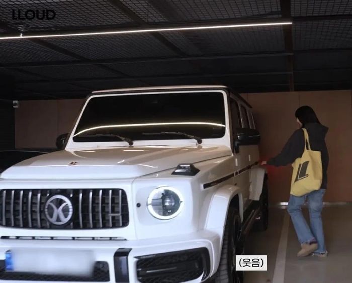  Trong một video đăng tải vào 2024, Lisa được bắt gặp sử dụng chiếc xe Mercedes-AMG G63. Nữ ca sĩ cũng được cho là mua chiếc Lamborghini Aventador màu đen tại quê nhà Thái Lan. Ngoài ra, em út nhóm BlackPink được cho là sở hữu nhiều xe sang đắt đỏ khác như McLaren 540C, Rolls-Royce Phantom, Rolls-Royce Wraith hay Rolls-Royce Spectre… Những chiếc xe Lisa sở hữu đều có giá không hề nhỏ. 