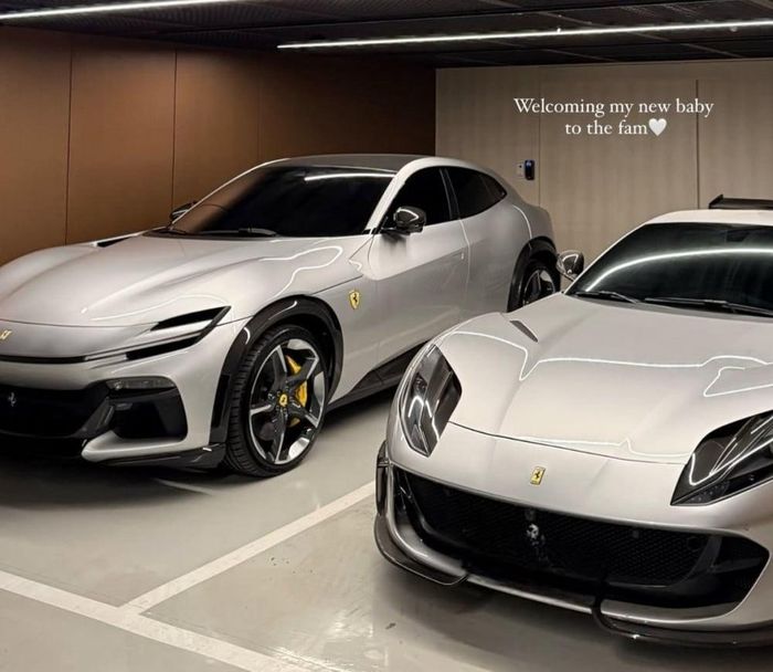  Trước đó vài tháng, nữ ca sĩ đăng bức ảnh lên Instagram kèm dòng trạng thái: "Chào mừng thành viên mới của gia đình tôi." Trong hình, ngôi sao sinh năm 1996 khoe 2 chiếc siêu xe cũng của Ferrari là Purosangue và 812 Superfast, theo tờ MK. Ferrari 812 Superfast được coi là chiếc xe nhanh nhất và mạnh nhất trong lịch sử của Ferrari. Tên gọi "812" được đặt theo đặc điểm của một siêu xe với động cơ 12 xi-lanh và công suất 800 mã lực. Giá bán của xe là 470 triệu won, MK đưa tin. Trong đó, Ferrari Purosange là mẫu xe thể thao 4 cửa, 4 chỗ ngồi đầu tiên của Ferrari với giá bán khoảng 550 triệu won. Ảnh: @lalalalisa_m. 