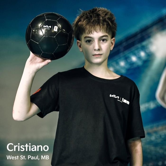  Thông tin về cậu bé cầm bóng cũng nhanh chóng được tìm thấy. Nhân vật chính là Cristiano Morais (13 tuổi, đến từ Winnipeg, Canada), một trong những thiếu niên may mắn được FIFA lựa chọn cho vai trò mang bóng thi đấu ra sân. Ảnh: Kia Canada/Facebook. 