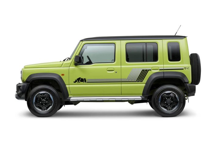  Ngoài ra, mẫu SUV này được trang bị hệ thống treo trục cứng 3 liên kết với lò xo cuộn giúp khoảng sáng gầm 210 mm. Bản số sàn có khối lượng khoảng 1.185 kg, trong khi bản số tự động có khối lượng 1.200 kg. 