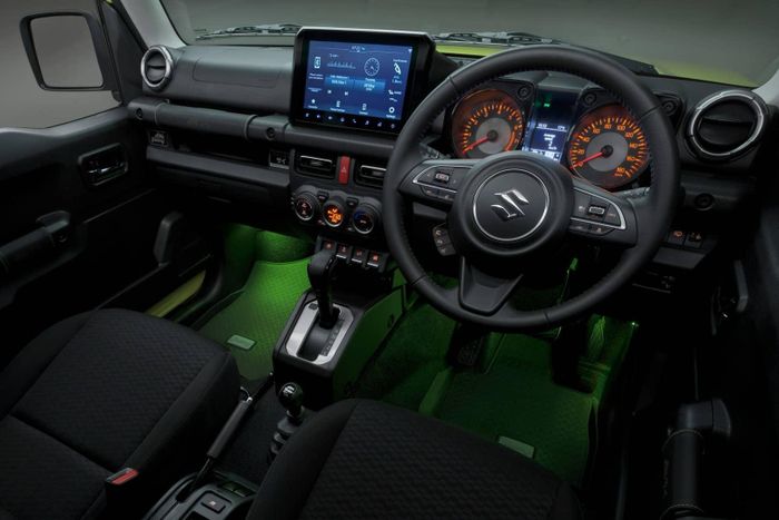  Suzuki Jimny Rhino cũng được bổ sung nhiều chi tiết mang phong cách retro như viền cửa gió điều hòa và bảng điều khiển màu bạc Satin, logo Rhino khắc laser tại bảng taplo... 