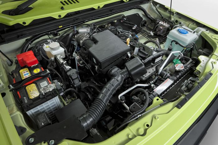  Suzuki Jimny Rhino Special Edition vẫn được trang bị động cơ 4 xy-lanh thẳng hàng hút khí tự nhiên 1.5L, sản sinh công suất tối đa 102 mã lực và mô-men xoắn cực đại 130 Nm. 